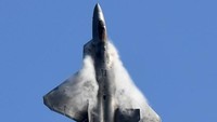 Jet tempur F-22 buatan Lockheed Martin ini dirancang melakukan serangan secara superior dengan kemampuan electronic warfare dan sinyal intelijen. Foto: AFP PHOTO/MAL FAIRCLOUGH