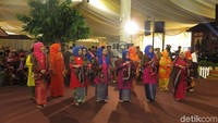 Para istri dari tuan rumah juga ikut melakukan manortor.