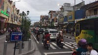 Malioboro begitu legendaris di Yogyakarta. Hampir setiap hari kawasan ini ramai dikunjungi traveler dari berbagai daerah (Kurnia/detikTravel)