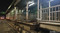 Bagian depan Halte TransJ Pancoran Barat rusak akibat ditabrak truk molen (Foto: Jabbar-detikcom)