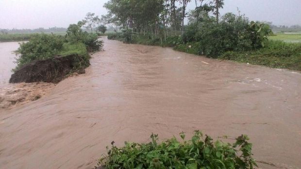 Banjir dikarenakan tanggul Sungai Unut jebol