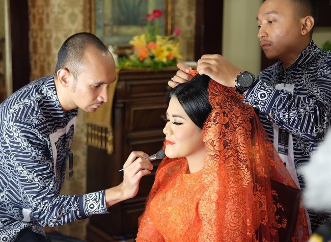 Foundation yang cukup tebal dibubuhkan di wajahnya demi mendapatkan riasan yang bisa awet hingga berjam-jam.  Foto: dok. Instagram (Noe_Onhair)