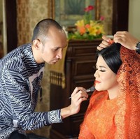 Foundation yang cukup tebal dibubuhkan di wajahnya demi mendapatkan riasan yang bisa awet hingga berjam-jam.  Foto: dok. Instagram (Noe_Onhair)