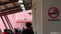 Pasar tertata sangat rapi. Beberapa aturan terpampang jelas. Salah satunya di larang merokok.