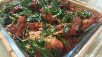 Ayam tangkap juga jadi salah satu sajian spesial dari Putri Catering untuk para tamu di acara adat Kahiyang Ayu dan Bobby.