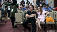 Seorang peserta lelang mengajukan tawaran.