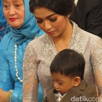 Riasannya pun tak dibuat berlebihan yang bisa menyaingi Kahiyang. Tampil dengan warna-warna netral, riasannya dibuat cetar dengan alis on fleek dan bulu mata palsu yang cukup tebal dan lentik.  Foto: Andhika Prasetia/detikcom