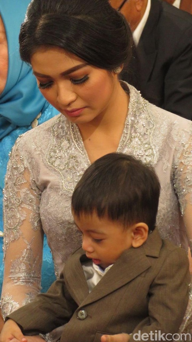 Riasannya pun tak dibuat berlebihan yang bisa menyaingi Kahiyang. Tampil dengan warna-warna netral, riasannya dibuat cetar dengan alis on fleek dan bulu mata palsu yang cukup tebal dan lentik.  Foto: Andhika Prasetia/detikcom