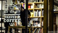 Monogram Asia Space Jakarta menawarkan tempat alternatif yang asyik untuk bersantai atau hanya sekadar ngopi-ngopi. Berlokasi di Jl. Palatehan, Kebayoran Baru, Jakarta Selatan tepatnya di samping terminal bus Blok M.