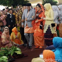 Kepada Wolipop, Bu Mojo, begitu sapaan akrabnya, mengungkapkan alasan di balik pemakaian songket khas Palembang untuk pernikahan Kahiyang Ayu di Medan. “Songket palembang kan cerah. Untuk nortor nanti kelihatannya cantik, katanya baru-baru ini.