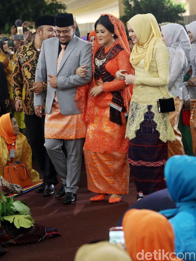 Kepada Wolipop, Bu Mojo, begitu sapaan akrabnya, mengungkapkan alasan di balik pemakaian songket khas Palembang untuk pernikahan Kahiyang Ayu di Medan. “Songket palembang kan cerah. Untuk nortor nanti kelihatannya cantik, katanya baru-baru ini.