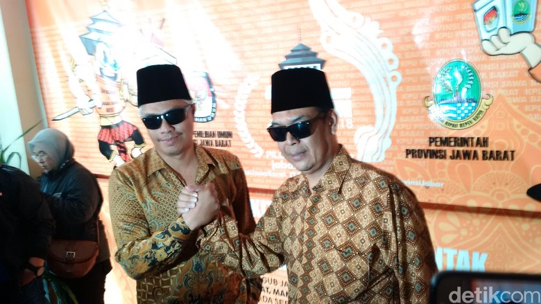 Duet Kacamata Hitam Belum Lengkapi Berkas Jalur Independen Duet Kacamata Hitam Belum Lengkapi Berkas Jalur Independen