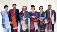 Marga Tampubolon menggunakan pakaian adat khas mereka.