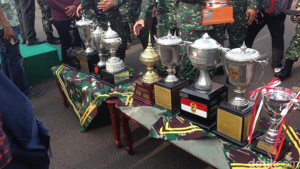 Kontingen TNI AD yang Juara Umum Lomba Tembak AARM Tiba di Jakarta