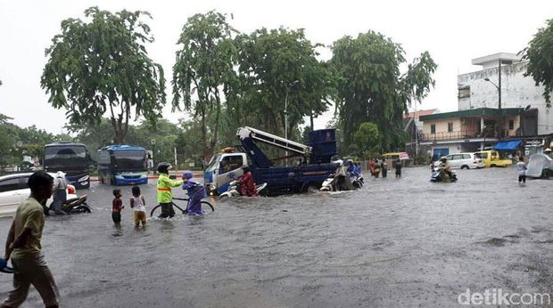 Surabaya Diguyur Hujan Deras, Genangan Air Ada Dimana-mana