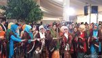 Senyum Menawan Selvi Sang Putri Solo Saat Manortor