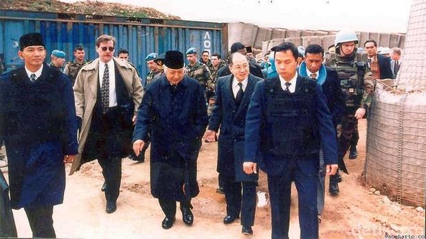 Kolonel Sjafrie Sjamsoeddin, Presiden Soeharto, Yasushi Akashi, dan Mayor CPM Unggul Yudhoyono di Sarajevo (Foto: Saidi / Setneg via Soeharto.co)