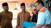 Pasangan Jajang Suherman (kanan) dan Muhamad Teguh Harditya diterima salah satu pengurus KPU Jabar. (Foto: Mochamad Solehudin/detikcom)
