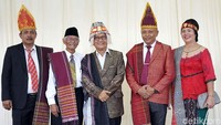 Hari ini digelar pesta adat.