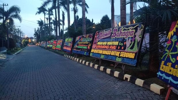 Karangan bunga sudah dijejerkan hingga sepanjang sekitar 500 meter.
