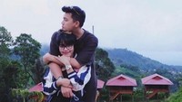 Keduanya kerap berlibur bersama. Tak jarang penyanyi asal Manado itu membawa Nola saat manggung. Foto: Instagram/dirlydavesompie