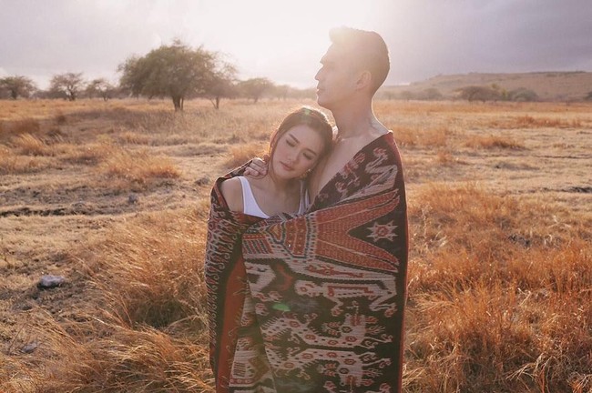 Keintiman jelas terlihat pada foto prewedding romantis ala Marcel Chandrawinata dan Deasy Priscilla kali ini. Deasy yang bersandar di atas dada bidang terbuka Marcel dan keduanya diselimuti kain Sumba membuat suasana terlihat romantis dan intim. Foto: Dok. Instagram