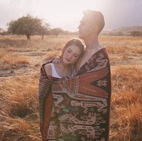 Keintiman jelas terlihat pada foto prewedding romantis ala Marcel Chandrawinata dan Deasy Priscilla kali ini. Deasy yang bersandar di atas dada bidang terbuka Marcel dan keduanya diselimuti kain Sumba membuat suasana terlihat romantis dan intim. Foto: Dok. Instagram