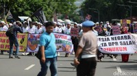 Penampakan sejumlah massa aksi 2411 saat berorasi di depan Gedung Braskrim KKP, Jakarta, Jumat (24/11/2017).