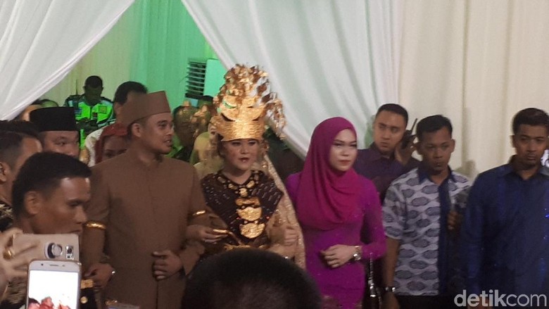 Kahiyang-Bobby Hadiri Manortor Semalam Suntuk di Medan Kahiyang-Bobby Hadiri Manortor Semalam Suntuk di Medan