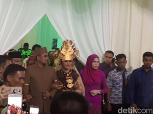 Kahiyang-Bobby Hadiri Manortor Semalam Suntuk di Medan