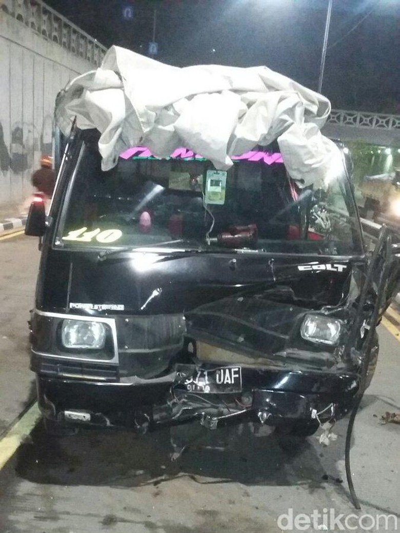 Mobil Tabrak Pembatas Jalan di Underpass Tanah Abang