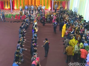 Raja-raja Sumut Manortor dan Beri Ucapan untuk Kahiyang Bobby
