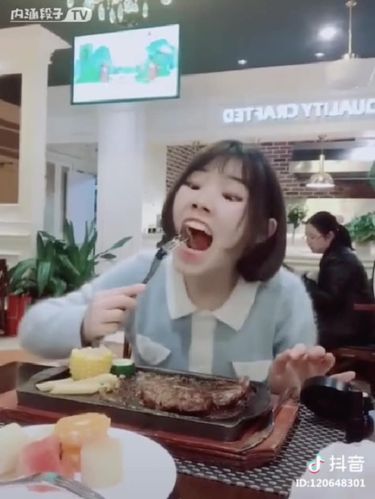 Kocak, Tutorial agar Lipstik Tidak Luntur Saat Makan yang Jadi Viral