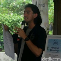 Lulus sebagai mahasiswa fakultas Ilmu Komunikasi, aktor berdarah Arab-Belanda-Jawa ini sebelumnya sangat bersyukur karena memiliki teman yang positif. Kita harus selesai ya, kita harus lulus paling cepat 3,5 tahun paling lama 4 tahun. Commit itu juga kita jaga bahkan sampai kita lulus,  kata Omar Foto: Anggi Mayasari / Wolipop