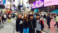 Times Square, wilayah populer di New York, AS juga pernah ia datangi. Terlihat dari fotonya, ia asyik pergi bersama teman-temannya (Instagram/gronyasomerville)