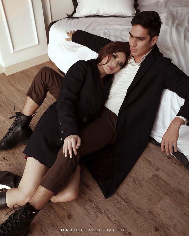 Ada pula foto prewedding di mana Deasy Priscilla merebahkan diri di atas tubuh Marcel Chandrawinata. Foto prewedding romantis ini diambil di dalam ruangan. Foto: Dok. Instagram