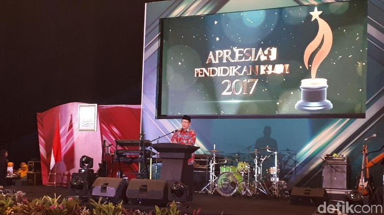 Menag Prihatin dengan Kondisi Tenaga Pengajar di Pedalaman Menag Prihatin dengan Kondisi Tenaga Pengajar di Pedalaman