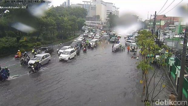 Surabaya Diguyur Hujan Deras, Genangan Air Ada Dimana-mana