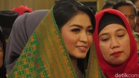 Selvi tampak tersenyum saat siap-siap manortor.