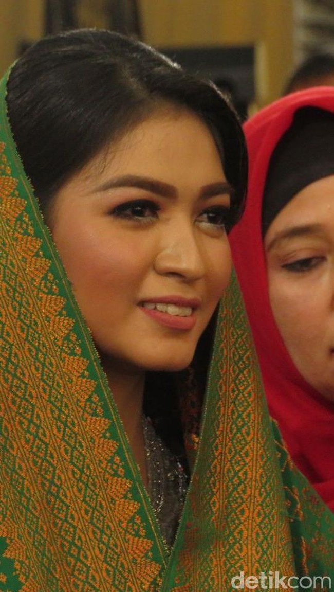 Dalam acara adat Kahiyang Ayu Siregar dan Bobby Nasution di Medan, Sumatera Utara, (24/11/2017), ada satu wanita yang menarik perhatian. Tak lain tak bukan adalah Selvi Ananda menantu Joko Widodo.  Foto: Andhika Prasetia/detikcom
