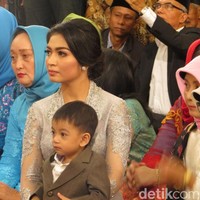 Selvi datang memakai kebaya abu-abu. Kebayanya tampak mewah dengan aksen payet di bagian kerah dan lengannya. Foto: Andhika Prasetia/detikcom