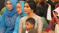 Jan Ethes dipangku sang ibu, Selvi Ananda yang duduk bersimpuh di lokasi. Sevi memakai kebaya sementara Ethes memakai jas.