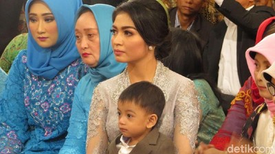 Saat Selvi Menantu Jokowi Pangku Jan Ethes di Pesta Adat Kahiyang