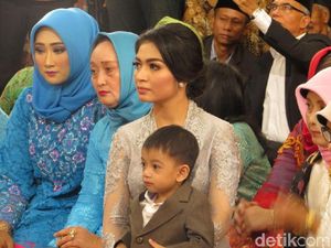 Saat Selvi Menantu Jokowi Pangku Jan Ethes di Pesta Adat Kahiyang