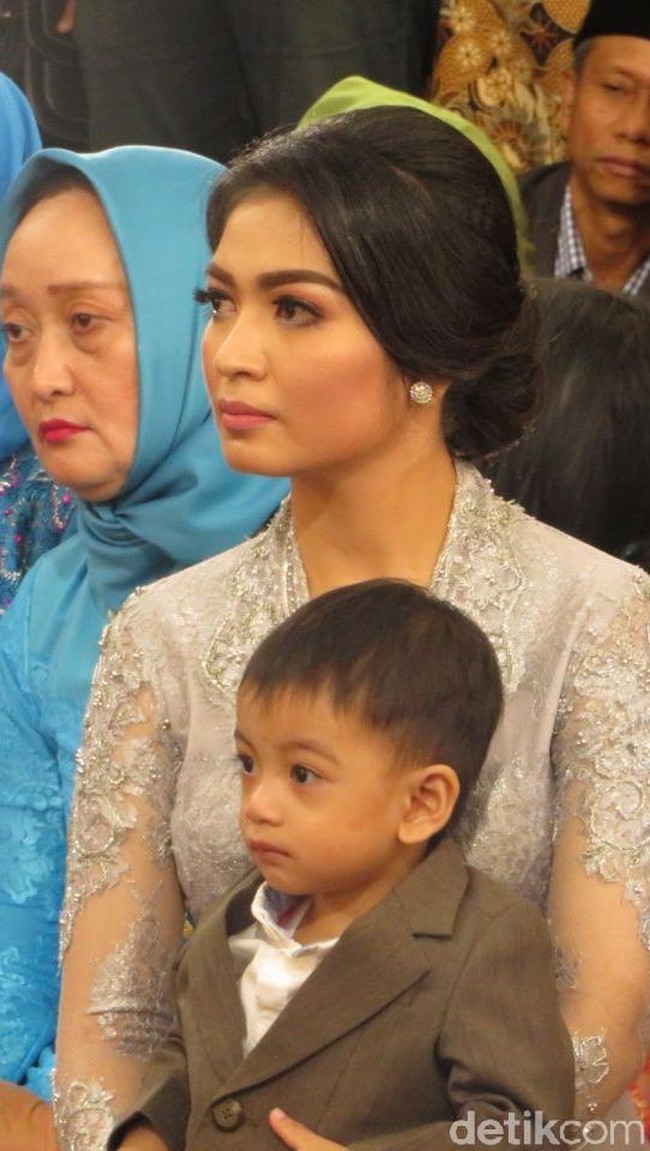 Selvi datang memakai kebaya abu-abu. Kebayanya tampak mewah dengan aksen payet di bagian kerah dan lengannya. Foto: Andhika Prasetia/detikcom