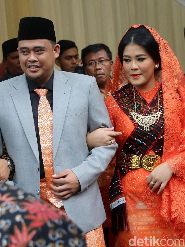 Kebaya oranye menjadi andalan istri Bobby Nasution itu saat mengikuti prosesi acara di pagi hari. Dalam balutan kebaya buatan penjahit bernama Dahnila Nasution tersebut, Kahiyang terlihat fresh! Foto: Grandyos Zafna