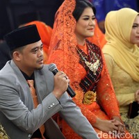 Penampilan Kahiyang Ayu saat pernikahan di Medan tidak ketinggalan dengan kerudung serta kalung dan sabuk etnik berbahan emas.  Foto: Andhika Prasetia/detikcom