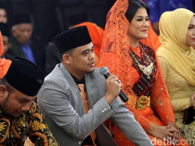 Penampilan Kahiyang Ayu saat pernikahan di Medan tidak ketinggalan dengan kerudung serta kalung dan sabuk etnik berbahan emas.  Foto: Andhika Prasetia/detikcom