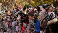 Ternyata, balon-balon karakter ini merupakan salah satu perayaan Thanksgiving yang dilakukan oleh perusahaan retail Macys. Acara ini juga menjadi salah satu acara parade terbesar di dunia yang sudah dimulai sejak 1924 (Reuters)