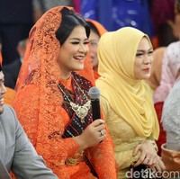 Kebaya oranye yang dipakai Kahiyang Ayu untuk pernikahan di Medan berpadu manis dengan songket khas Palembang berwarna senada. Adalah penjahit Dahnila Nasution pemilik Mojo Kebaya yang membuat kebaya tersebut. Foto: Dok. CNN Indonesia TV
